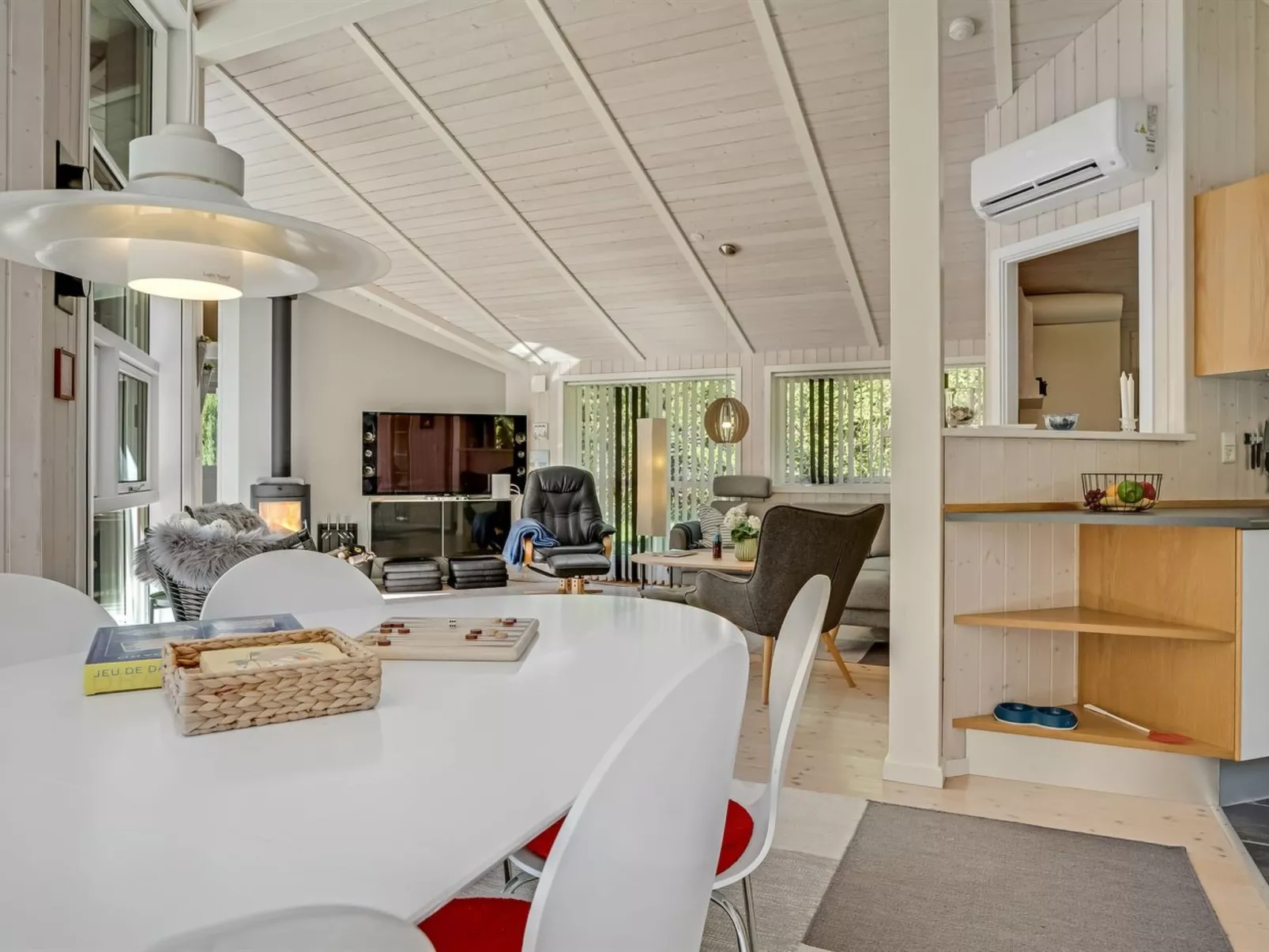 "Atti" - 500m to the fjord-Drinnen