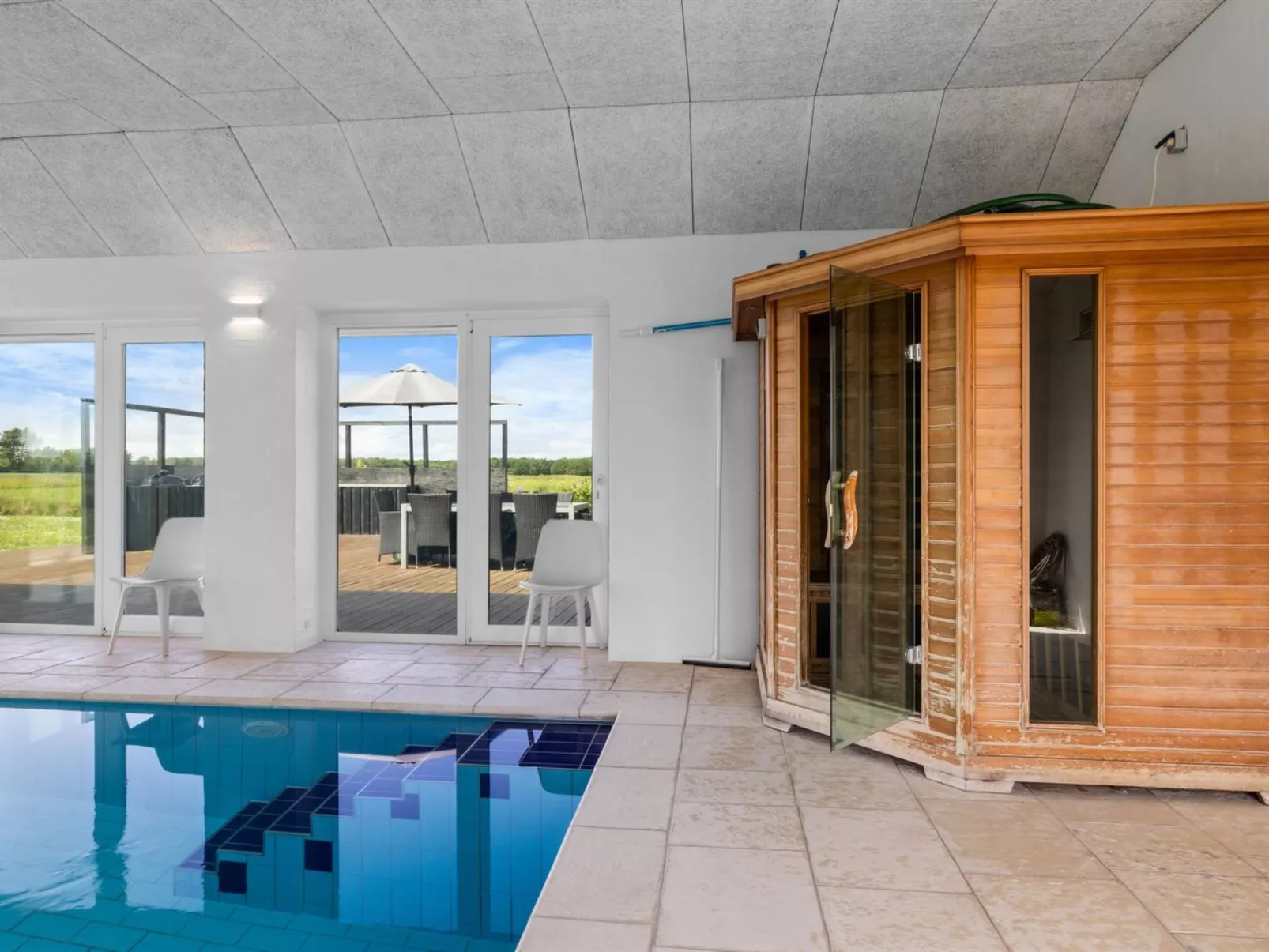 "Ung" - 460m from the sea-Inside