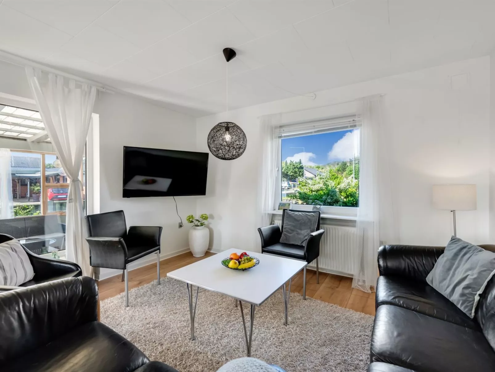 "Svein" - 500m to the fjord-Drinnen