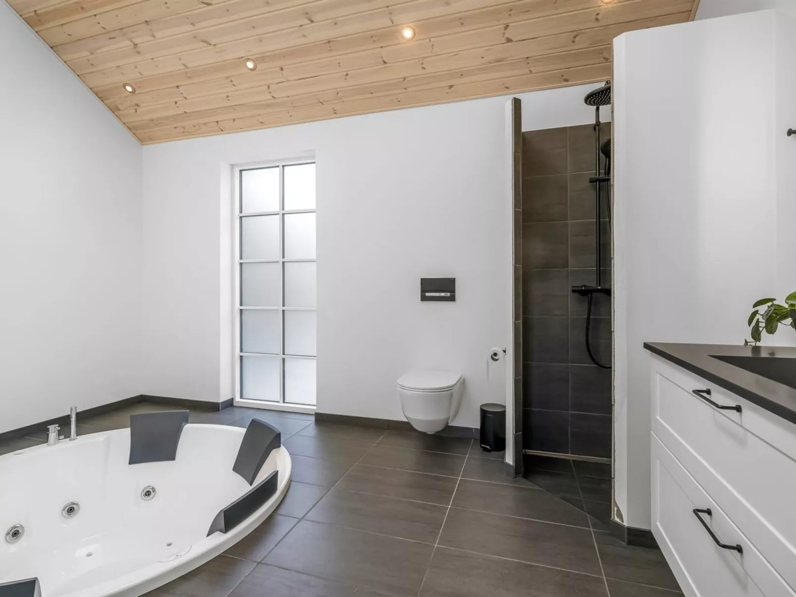 "Osa" -  from the sea-Drinnen