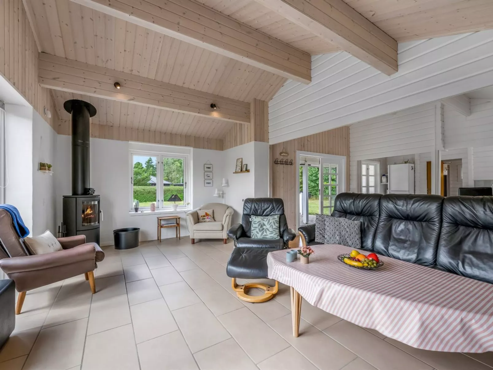 "Blesse" - 500m to the fjord-Drinnen