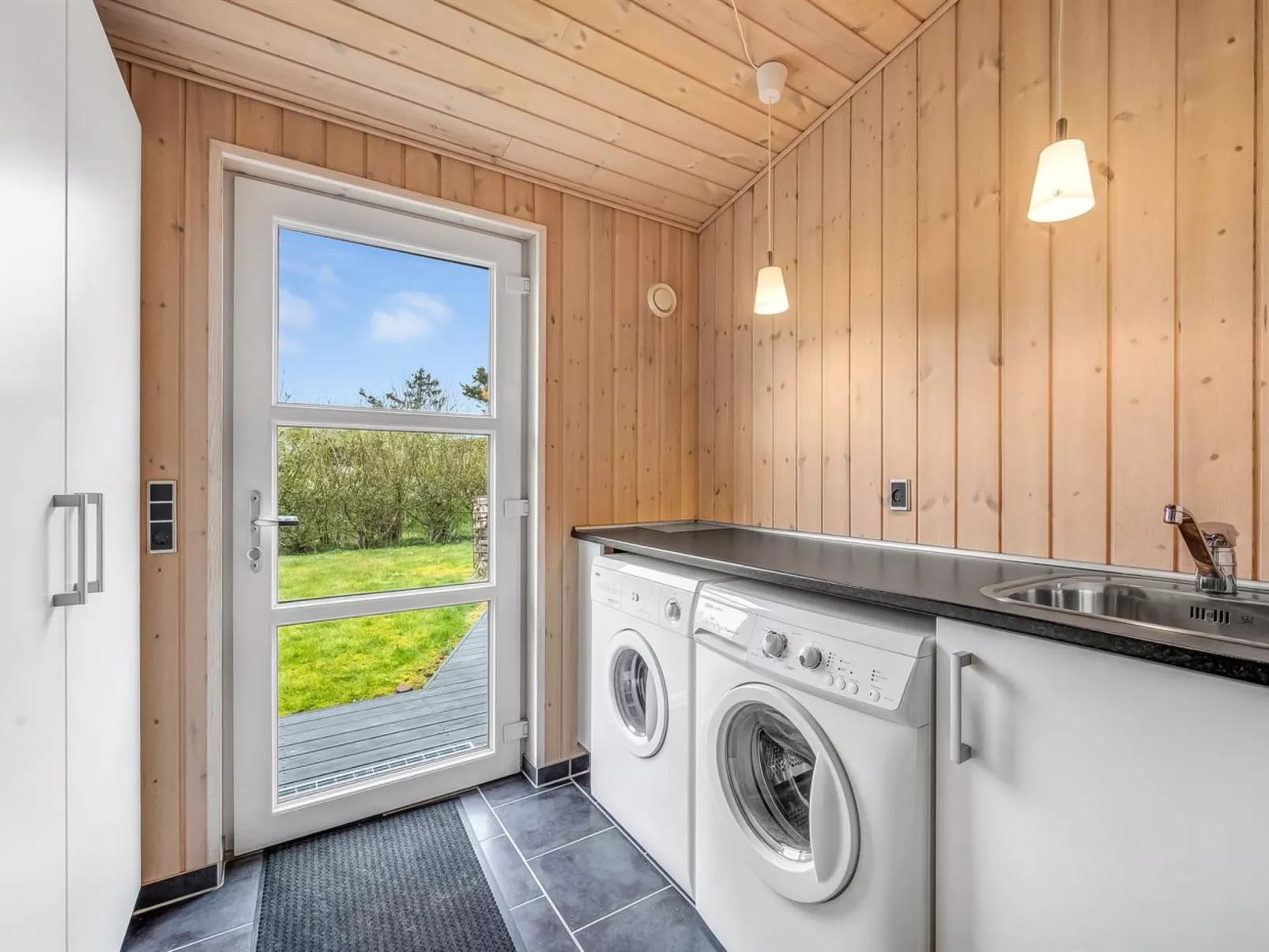 "Anelise" - 800m to the fjord-Drinnen