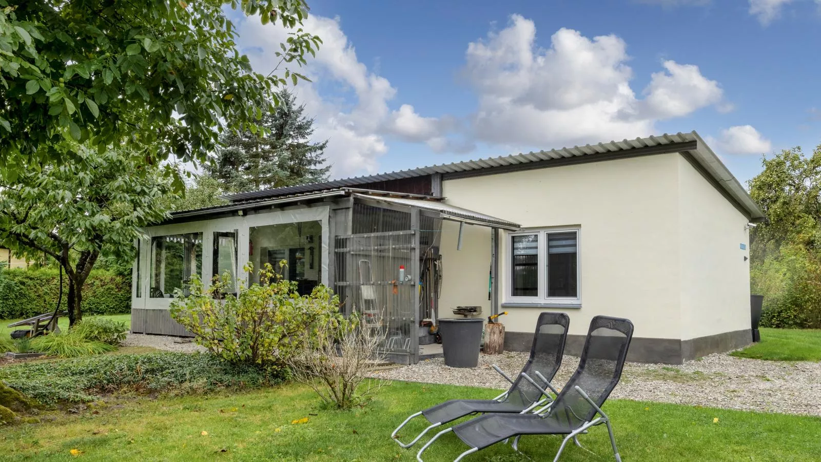 Nelson-Exterior in summer