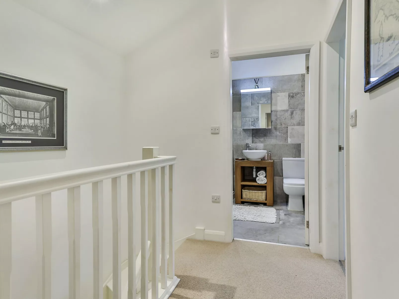 Middle Warble Stables-Dedans