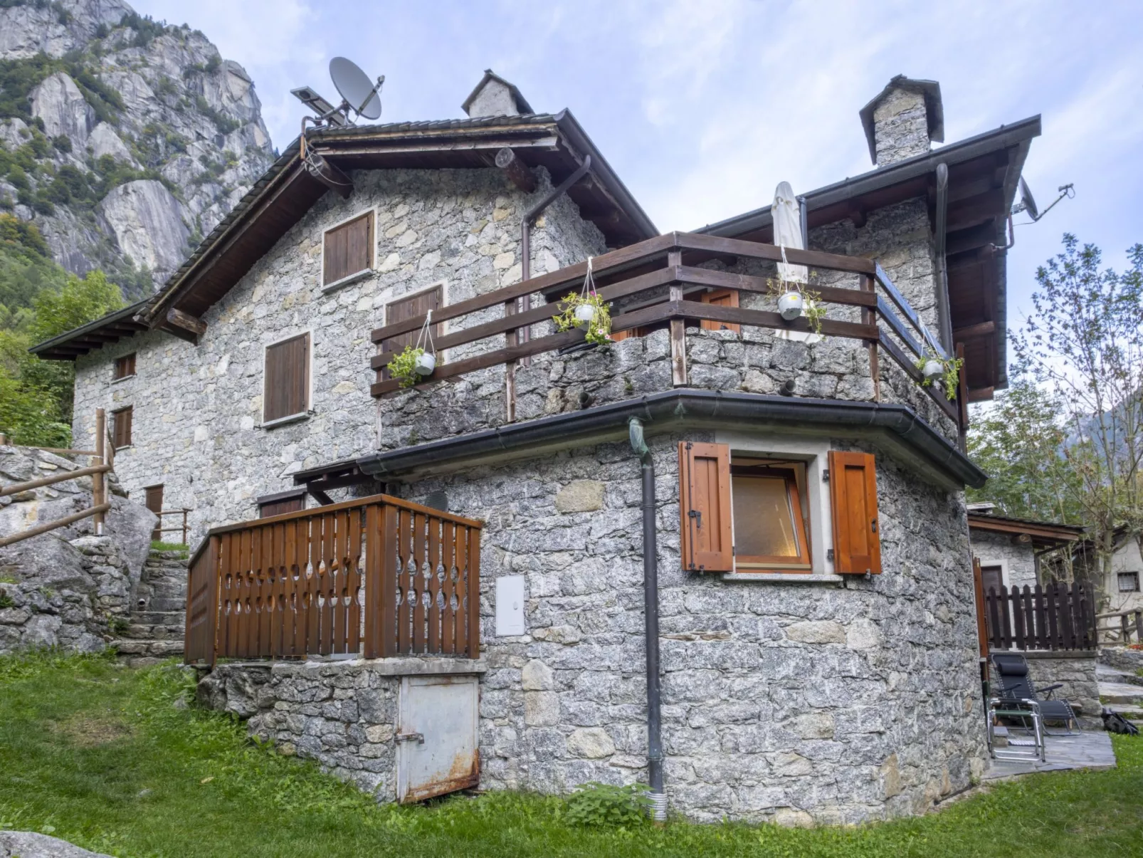 Val di Mello Mountain Flat-Outside