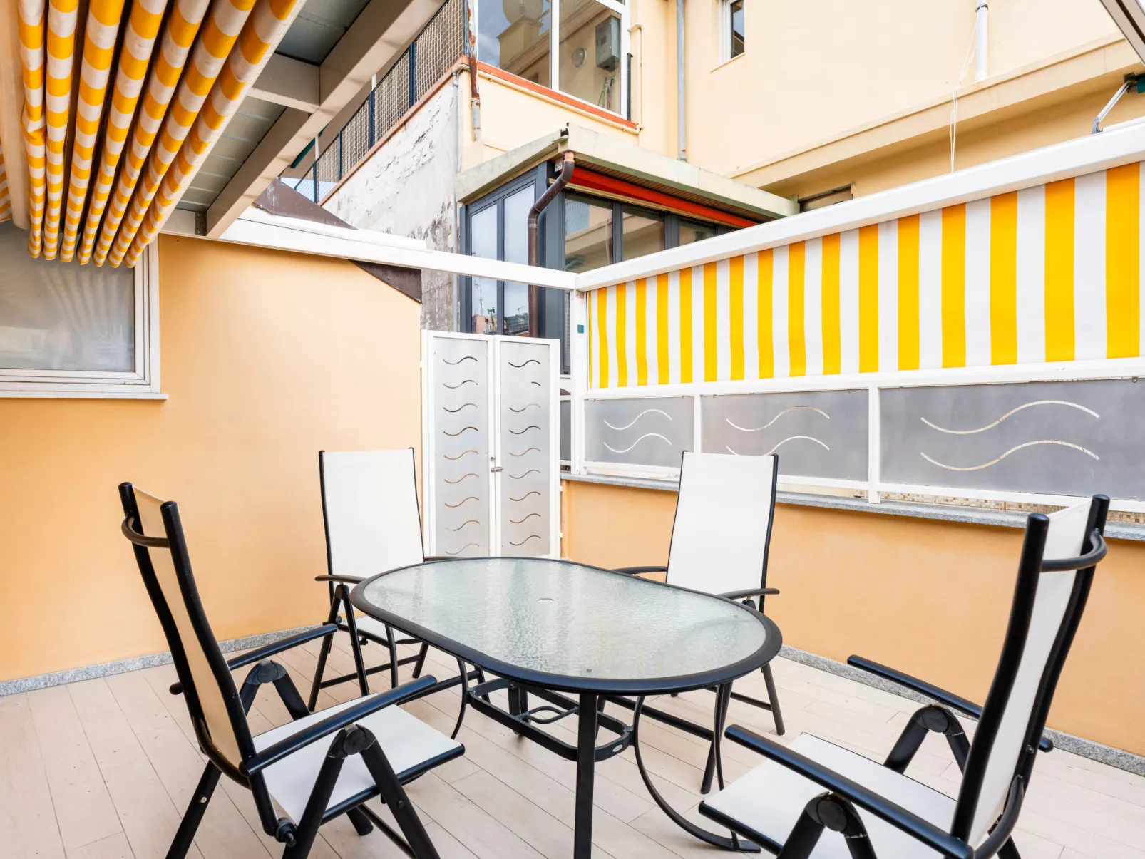 By Center and Sea-Draußen