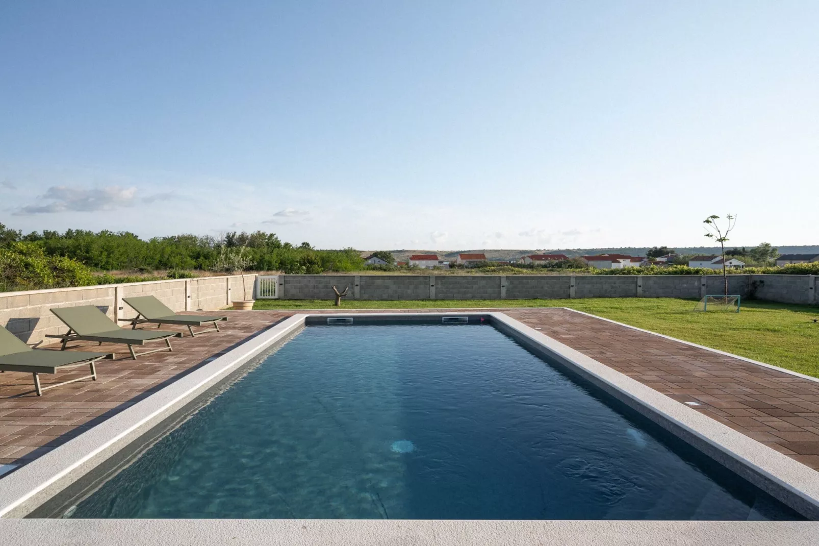 Three-Bedroom House-Piscine