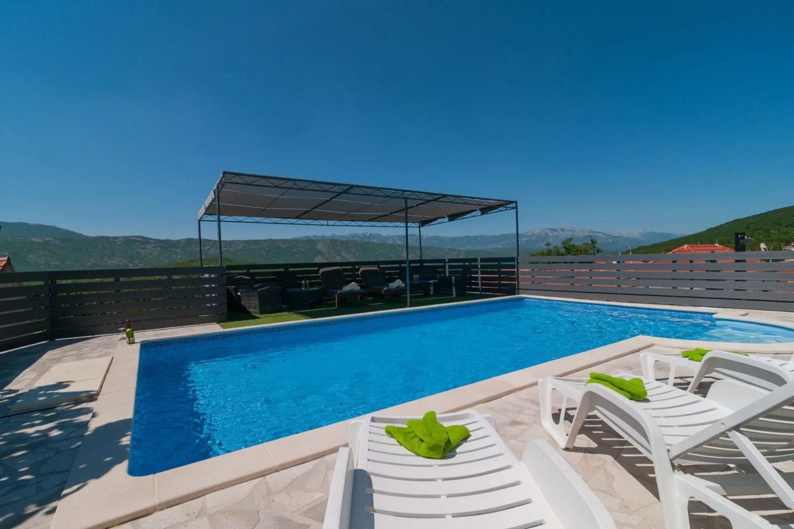 Five-Bedroom Home-Schwimmbad