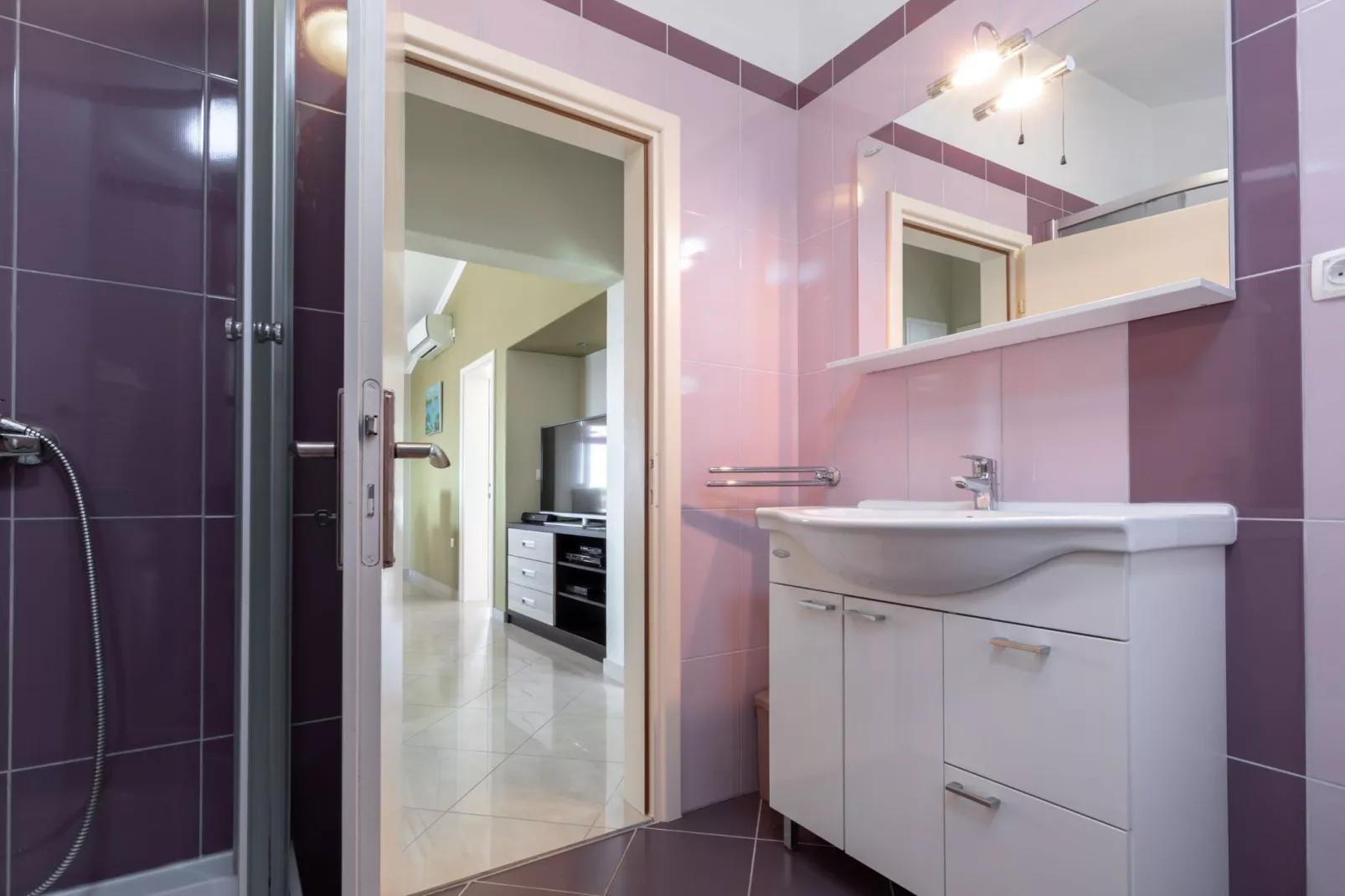 Modern Villa with Pool-Badezimmer