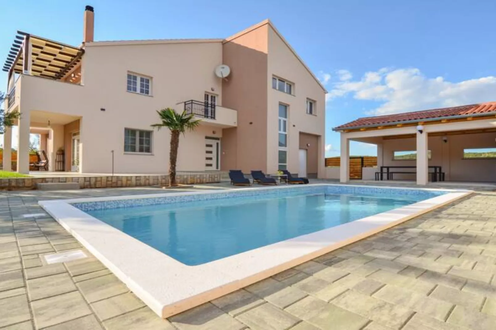 Villa With Pool-Schwimmbad