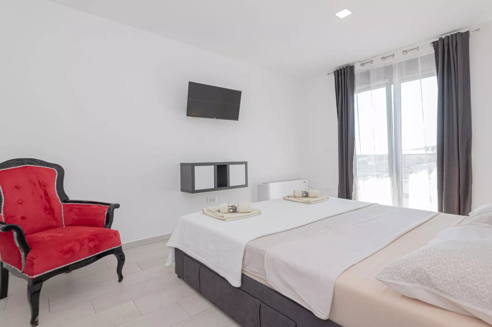 Four-Bedroom Villa With Pool-Schlafzimmer