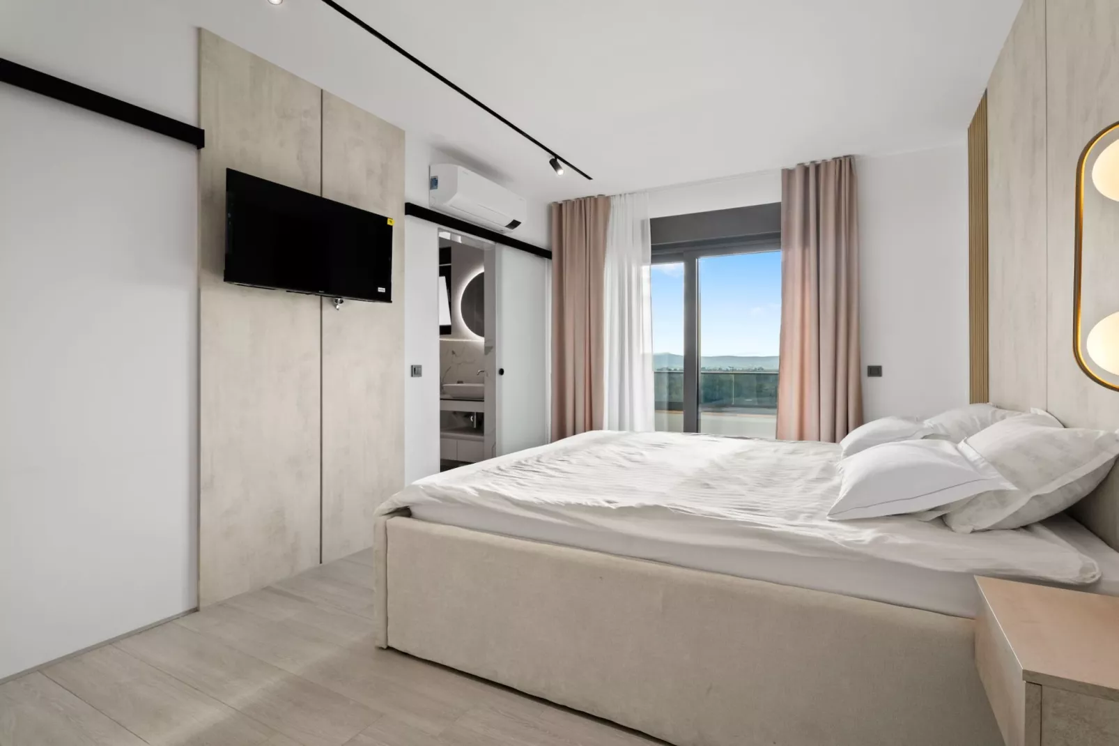 Villa Freedom - Five Bedroom House with Balcony-Bedroom