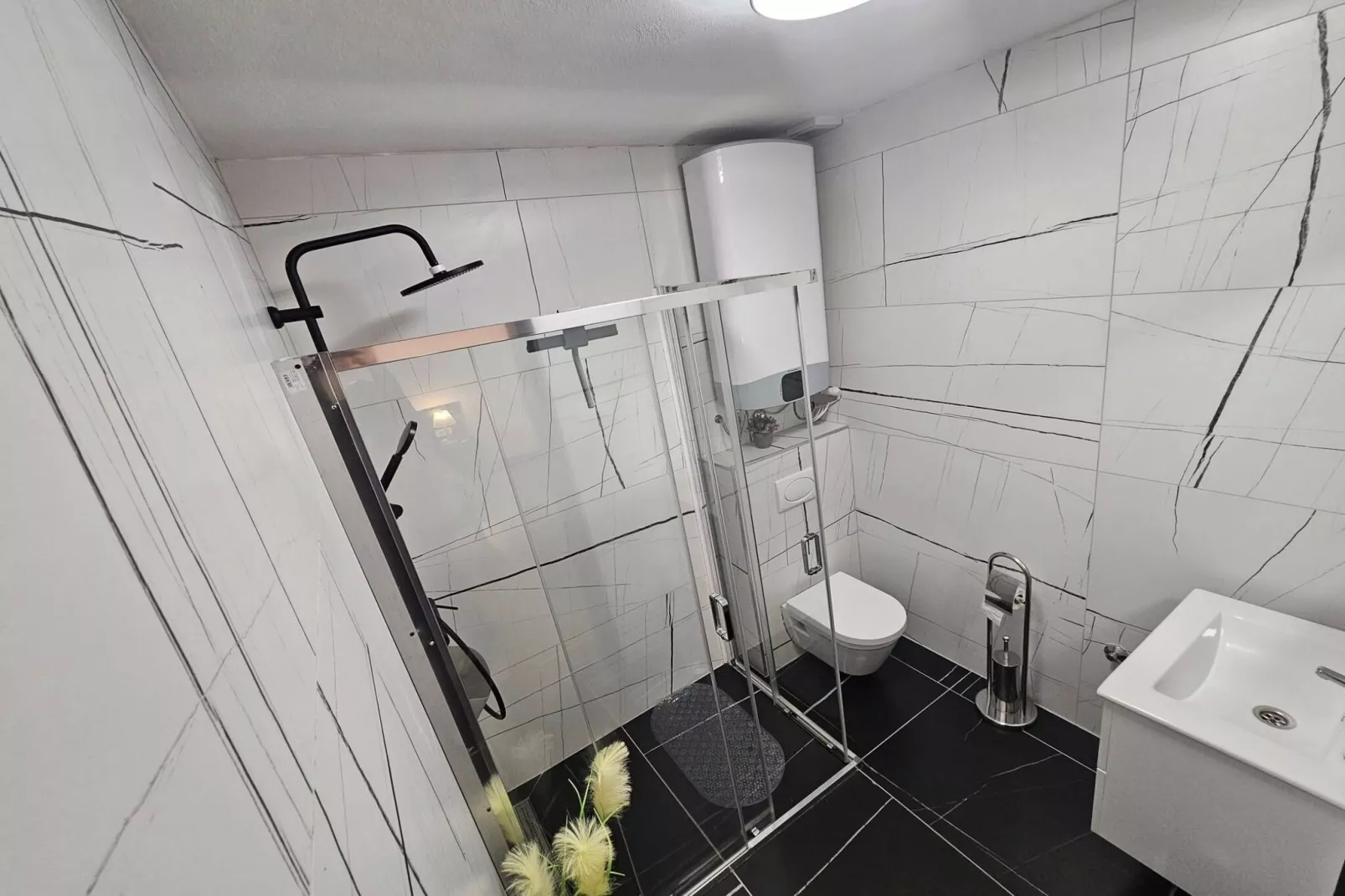 Lisko Vacation House -  Five Bedroom Holiday Home with Private Pool-Salle de bain