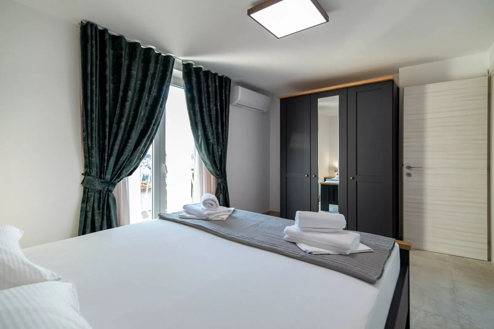 Apartments Sweet Escape - Two Bedroom Apartment with Terrace and Sea View-Schlafzimmer