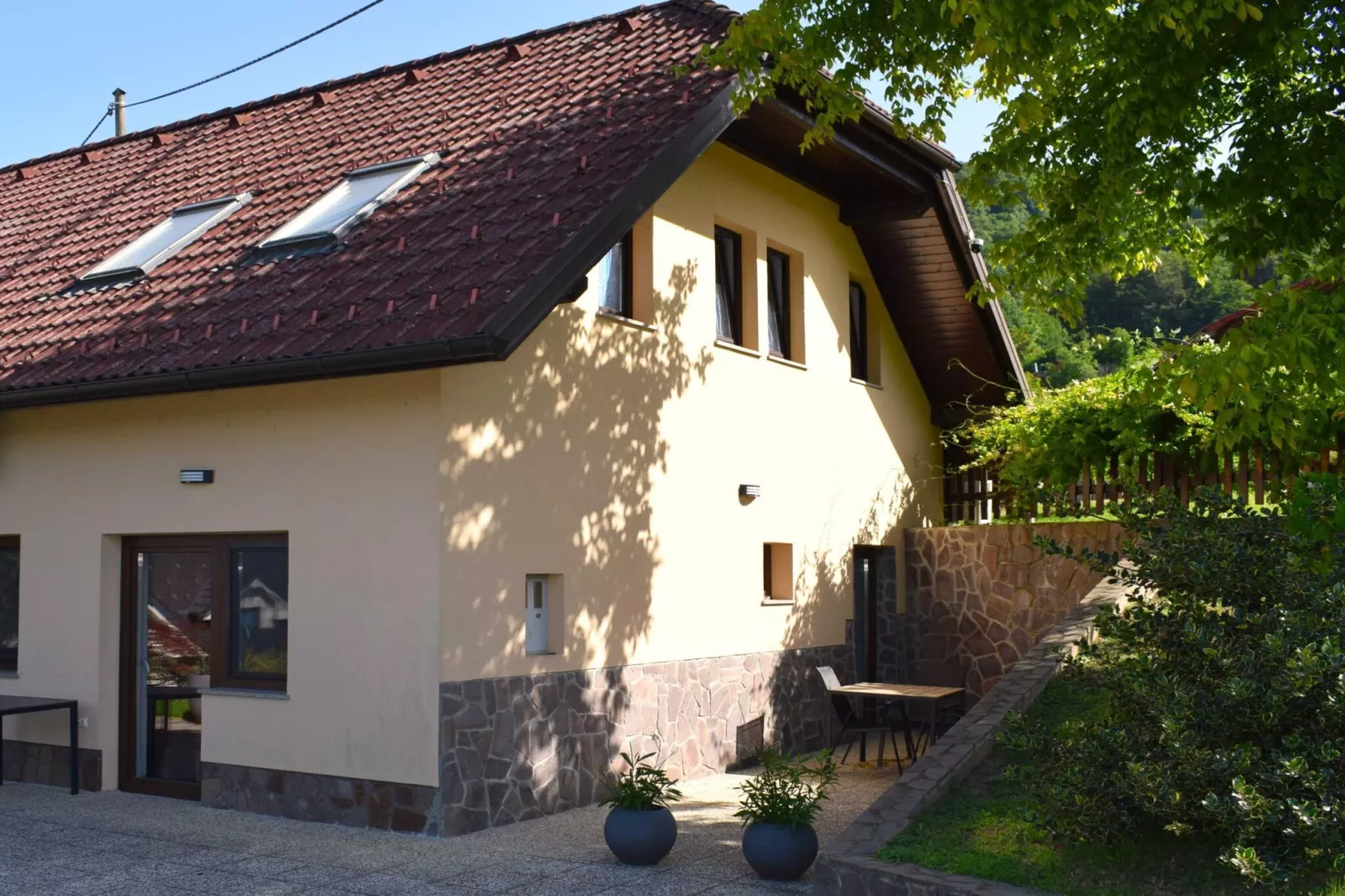 Zevnik Quiet Retreat with Stunning Views and Equestrian Activities - Triple Room with Private  Bathroom-Outdoor