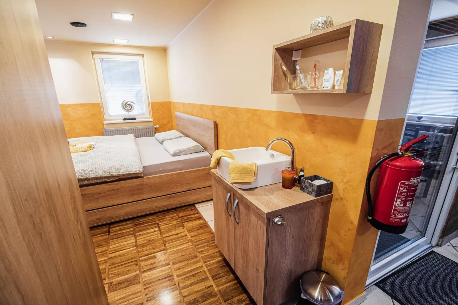 Elegant and Stylish Retreat Apartments with Terrace - Two Bedroom Apartment with Terrace-Chambre