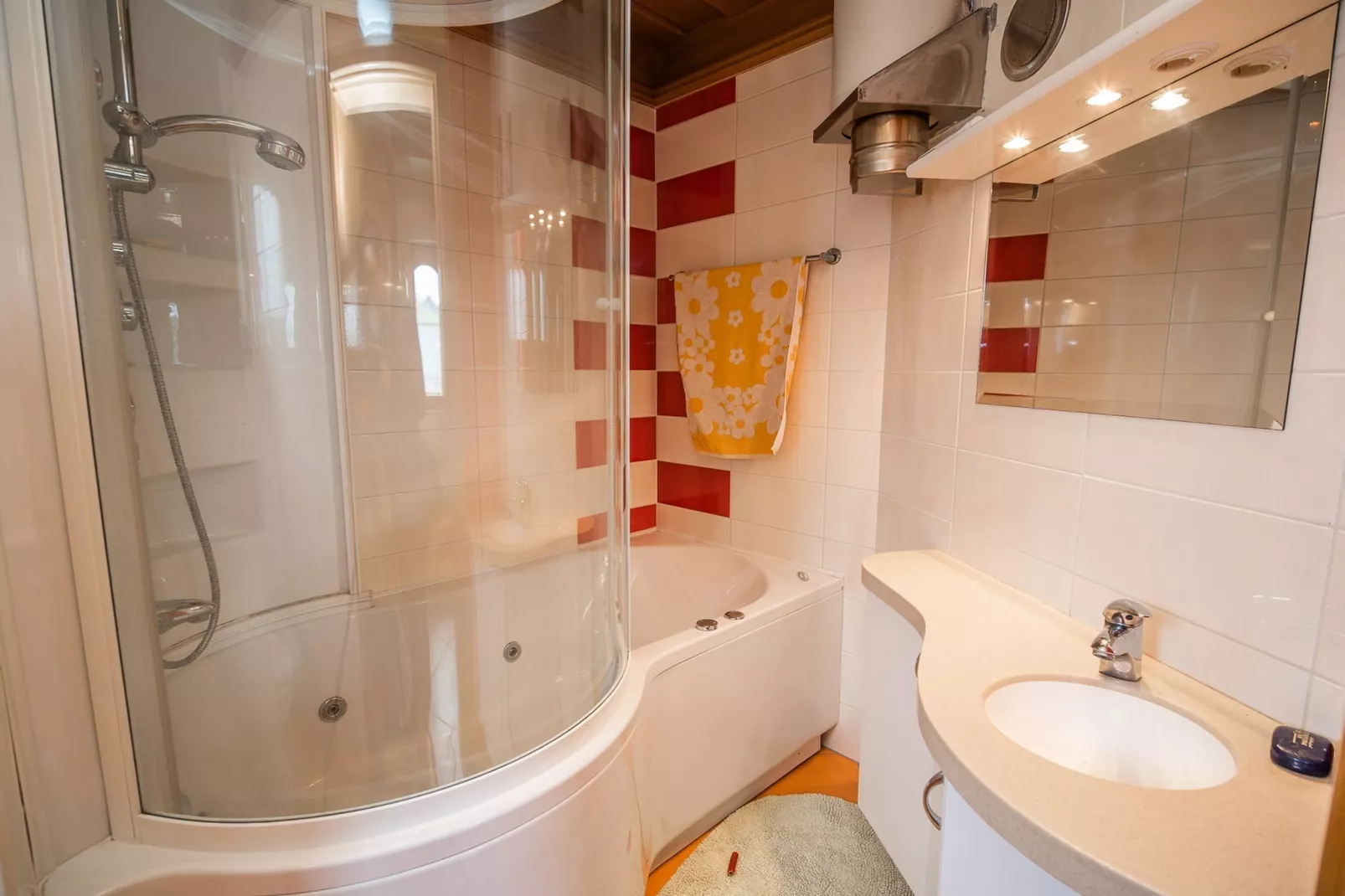 Vivid Hillside Country House with Hot-Tub and Sauna - Two Bedroom Country House-Bathroom