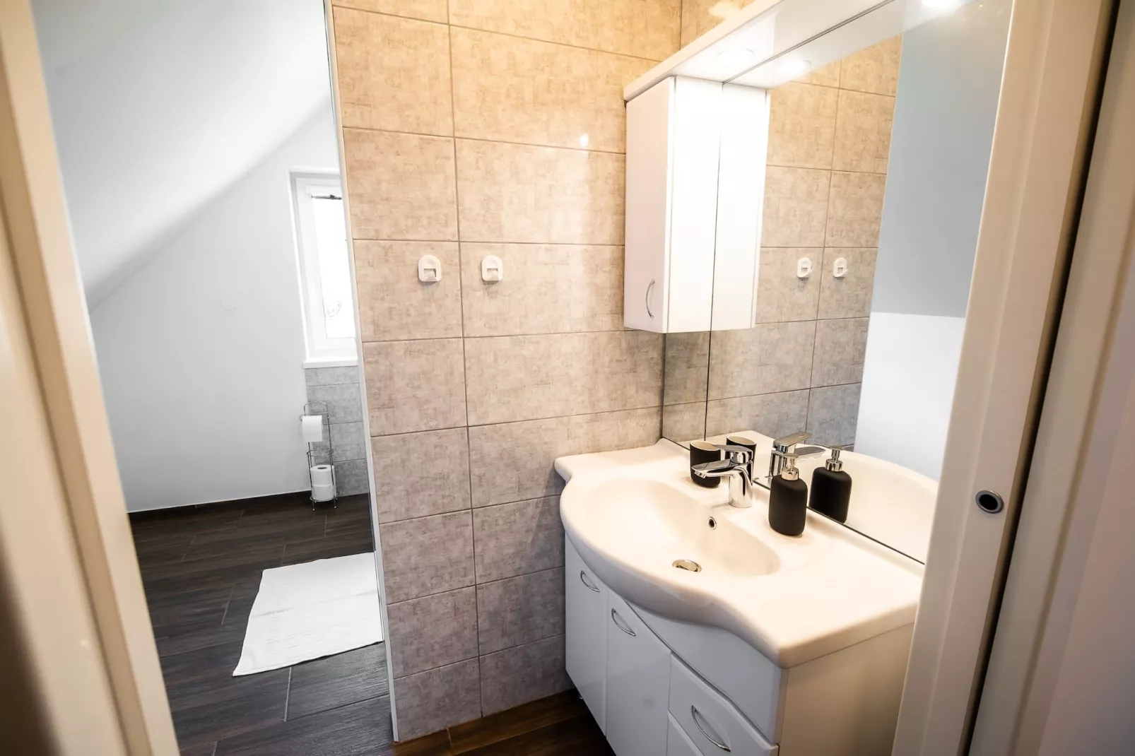 Mountain View Haven Apartments - One Bedroom Apartment  with Balcony-Badezimmer