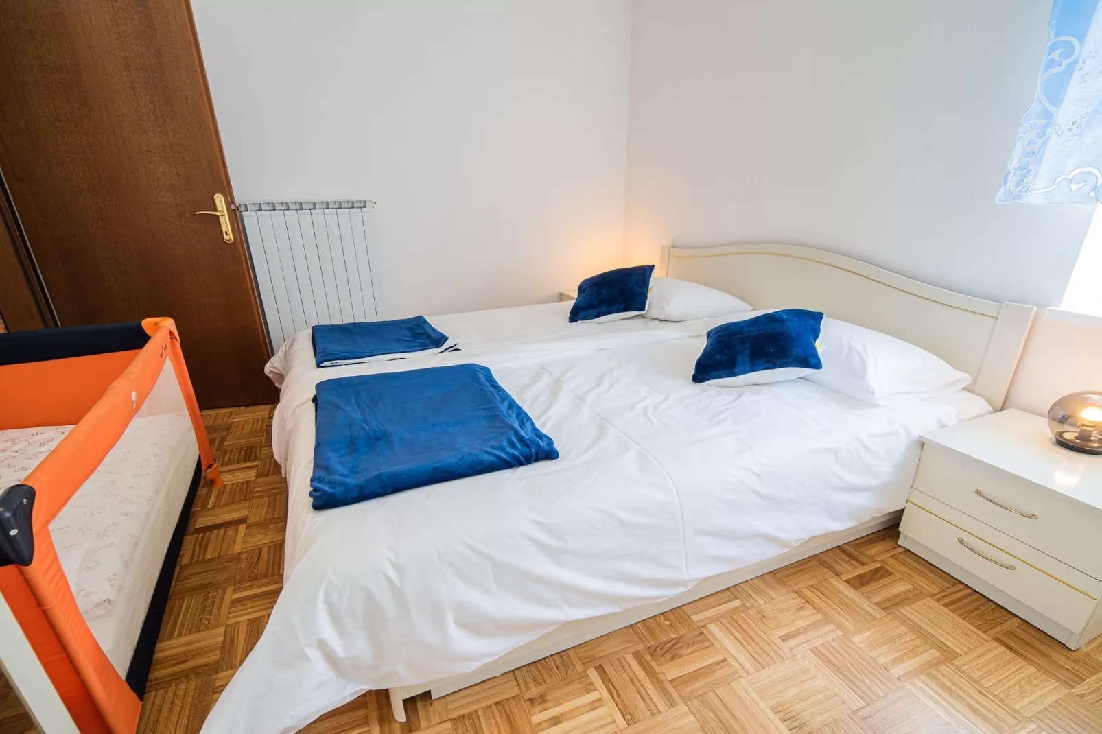 Mountain View Haven Apartments - Two Bedroom Apartment with Balcony-Schlafzimmer