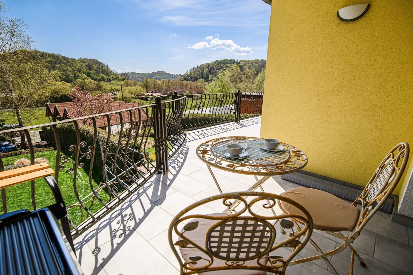 Sunny and Spacious Apartments with Terrace near Water Park - One Bedroom Apartment with Terrace-Terrace