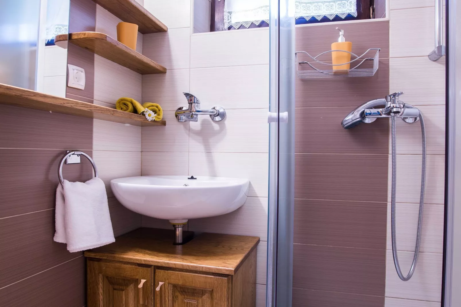 Rustic Authentic Holiday Home with Terrace and Wood Stove - Three Bedroom Holiday Home with Terrace-Badezimmer