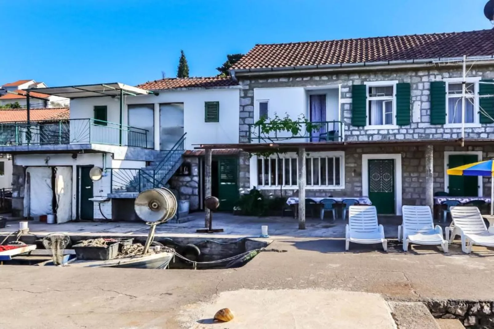 Beachfront Escape – Steps from the Crystal-Clear Sea - One Bedroom Apartment 1-Extérieur