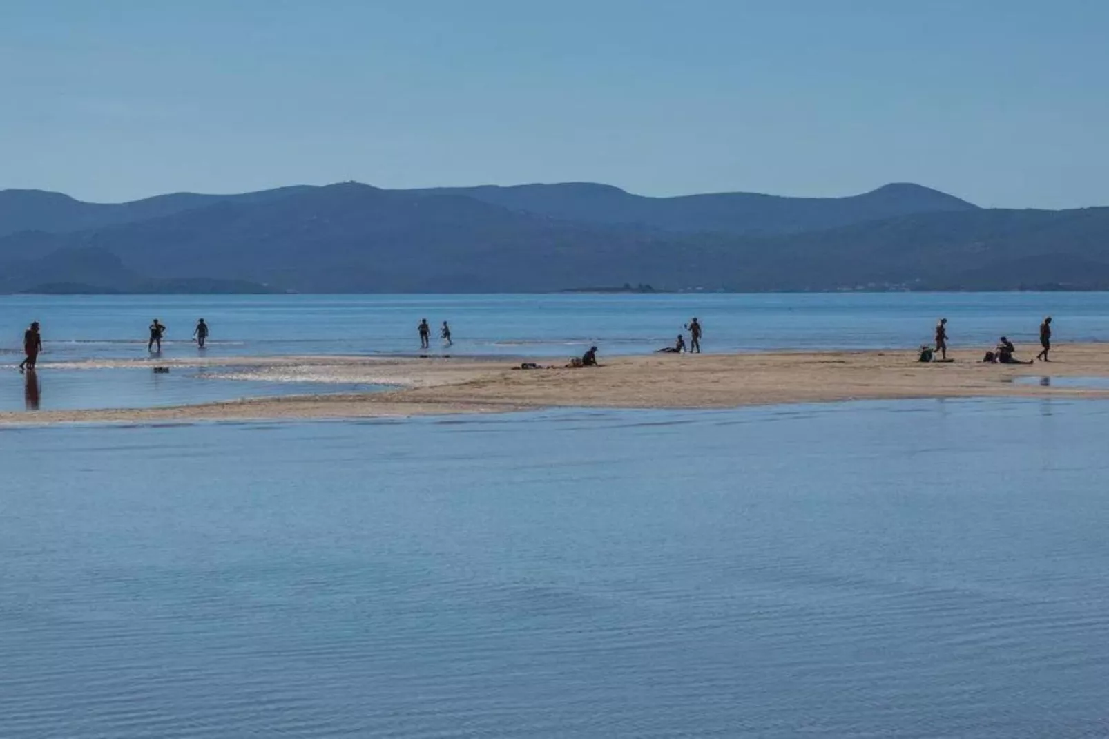 Two-Bedroom Apartment With Lake View-Ambiente