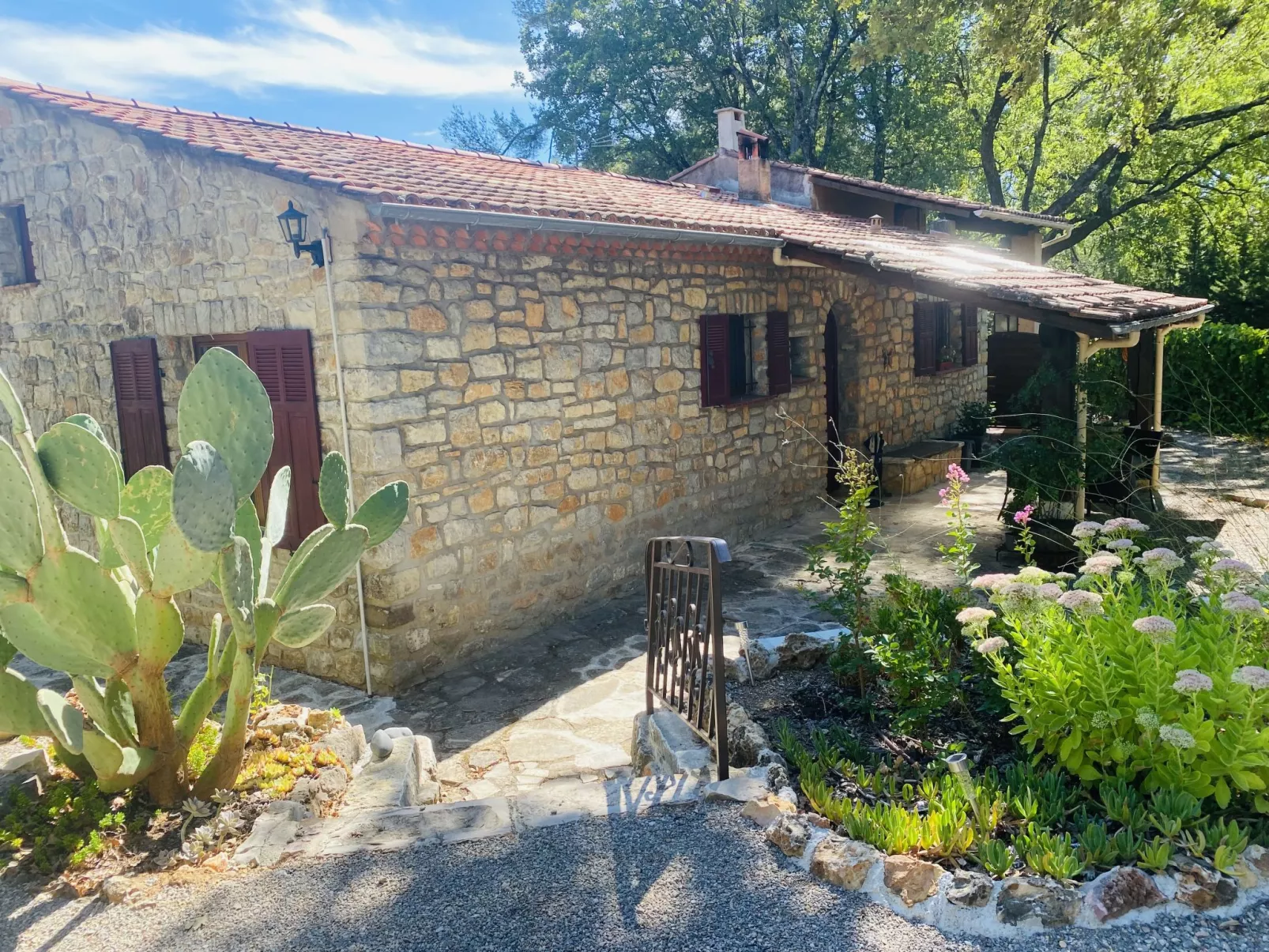 Les Pierres Fleuries-Outside