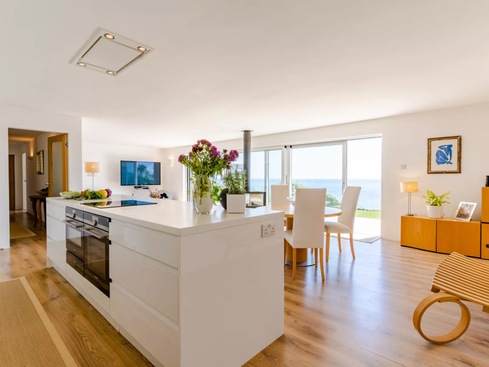 Avalon Sea Views-Dedans