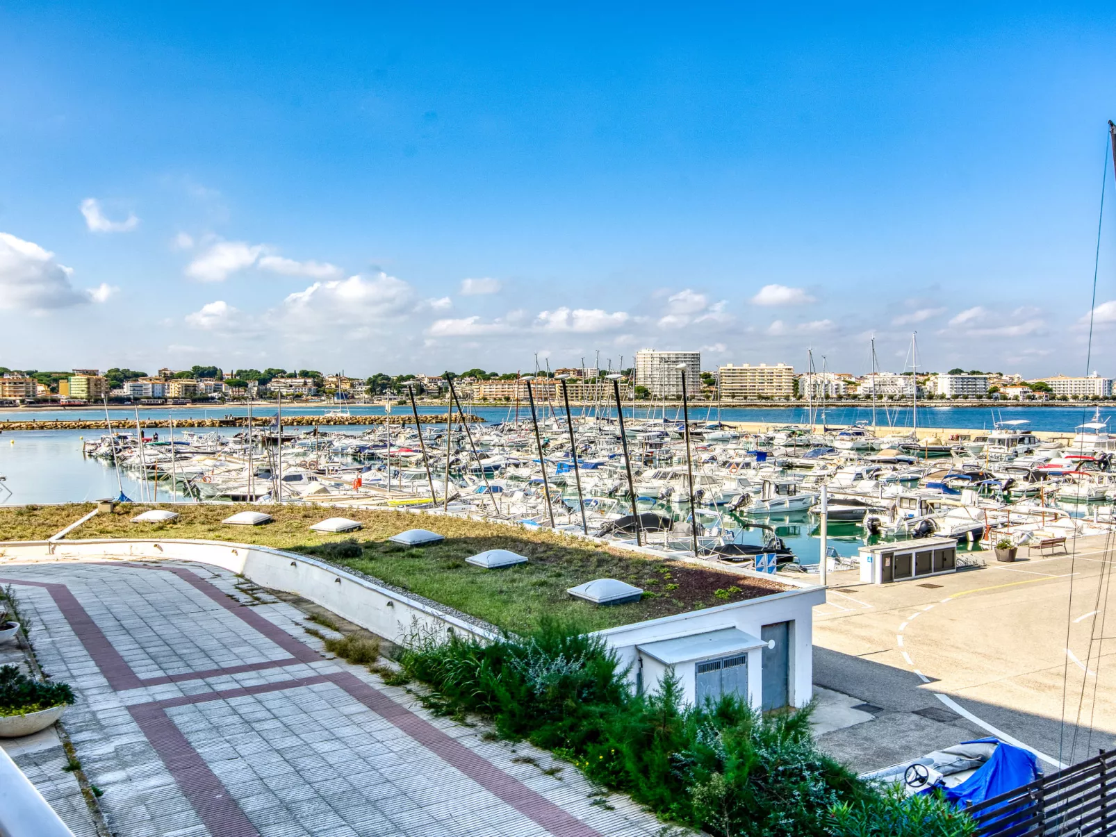 Port L'escala-Outside