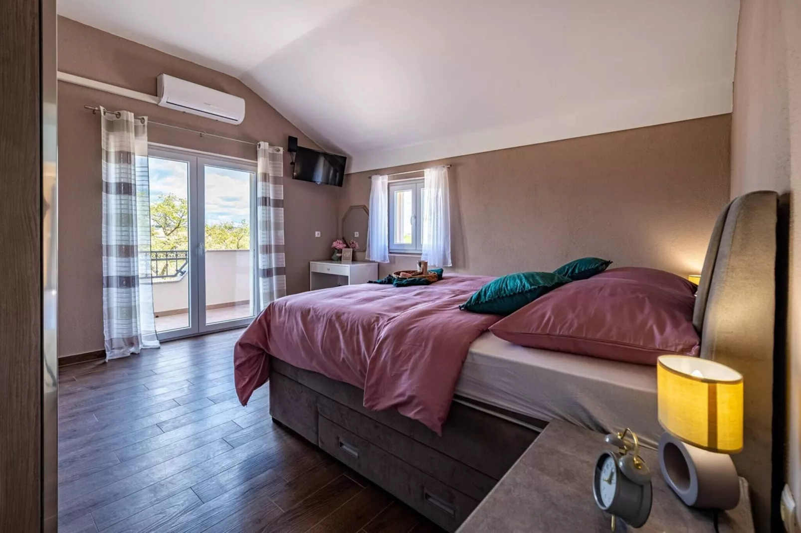 Luxury Villa Escape-Bedroom