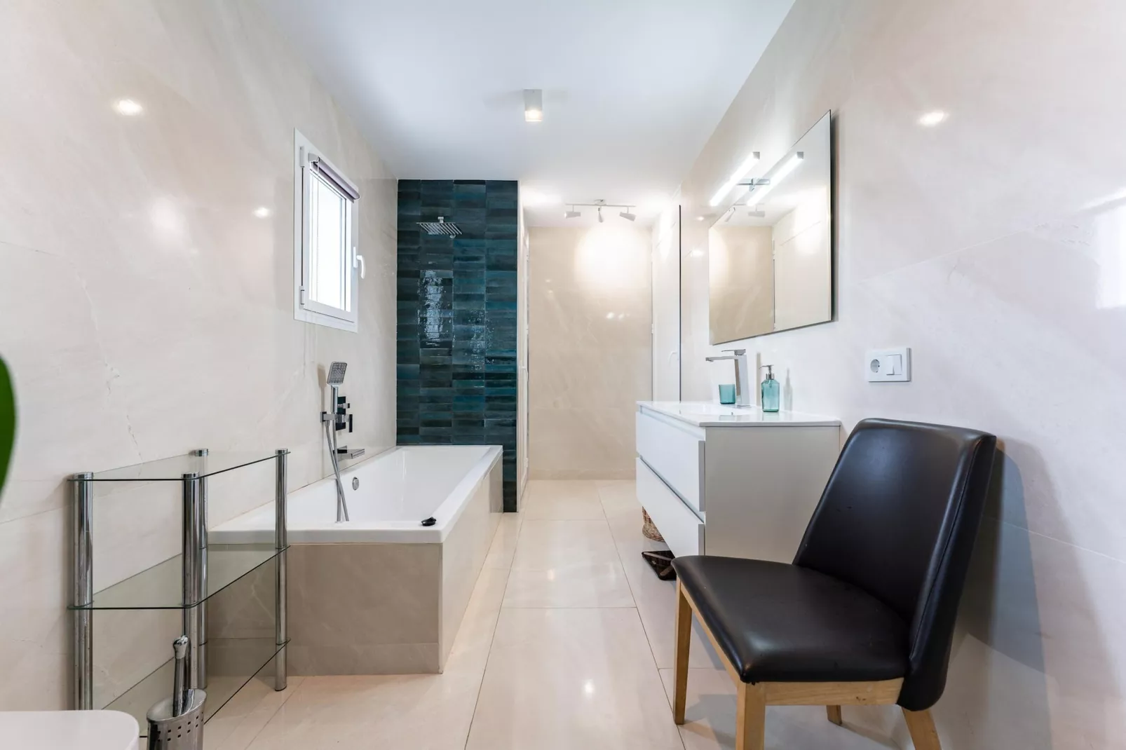 CT 376 - Faro's Calypso Duplex Penthouse - Walking distance to Beach-Bathroom