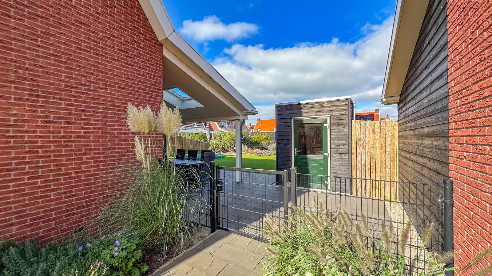 Dune Deluxe 77-Exterior in summer