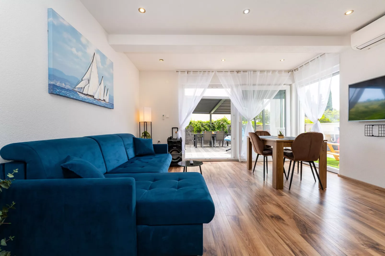 Apartment Nikita with private pool-Living room