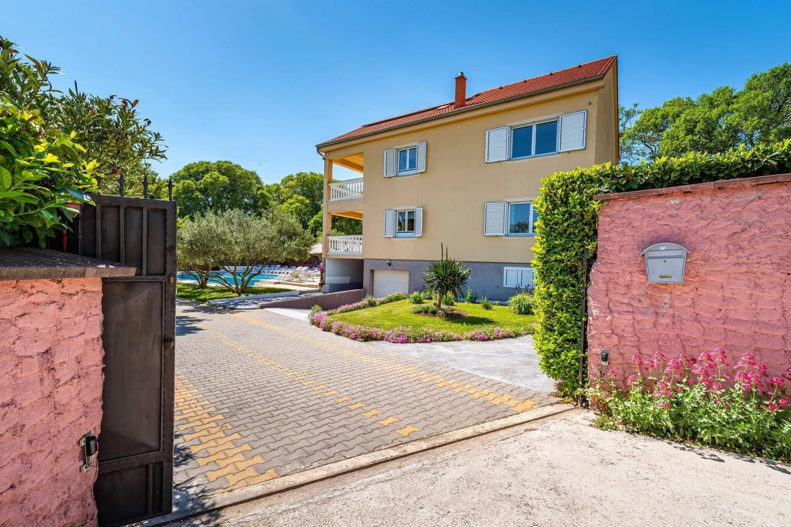 Momo´s Paradise-Exterior in summer