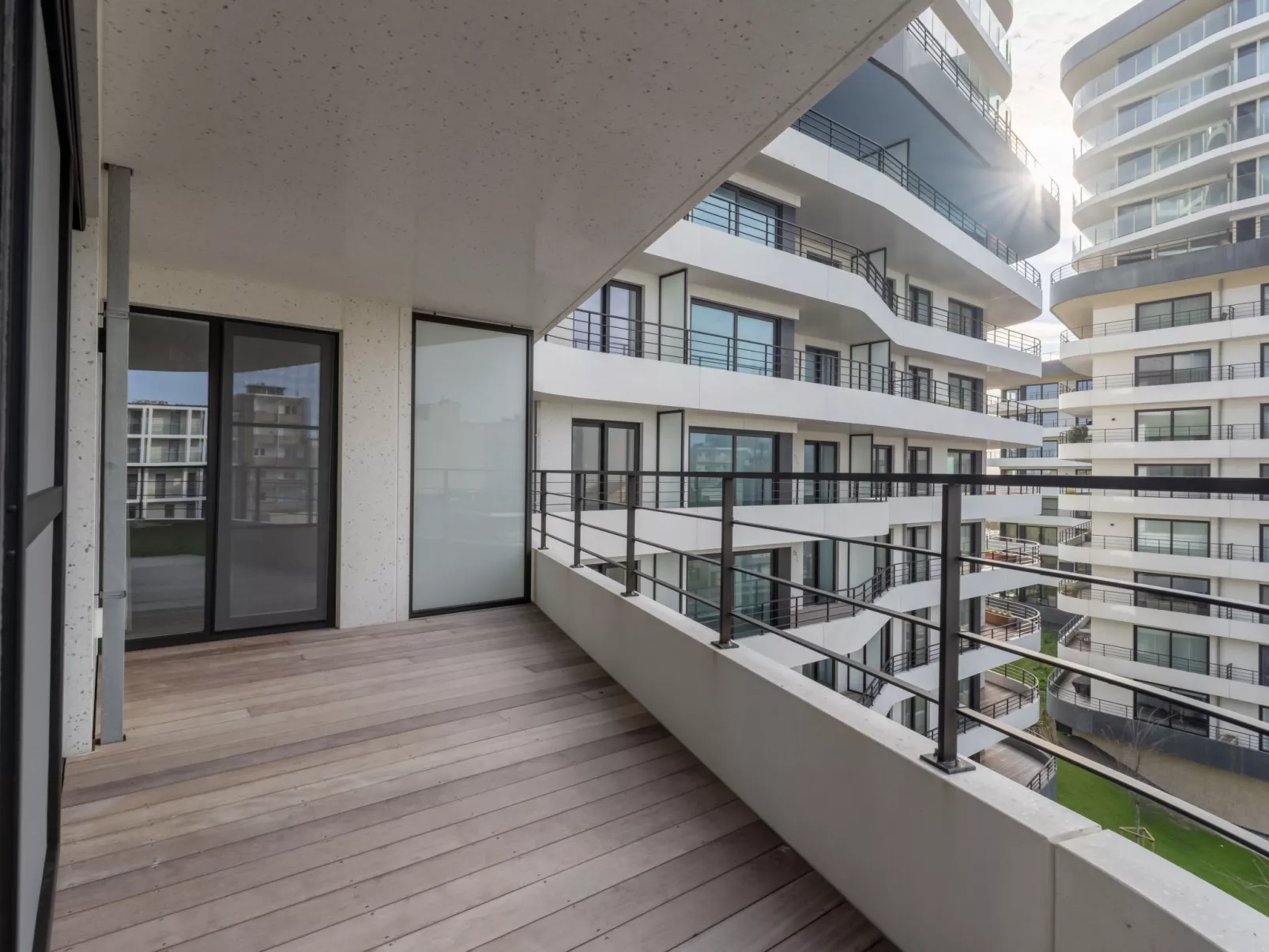 The Waves with parking-Dehors