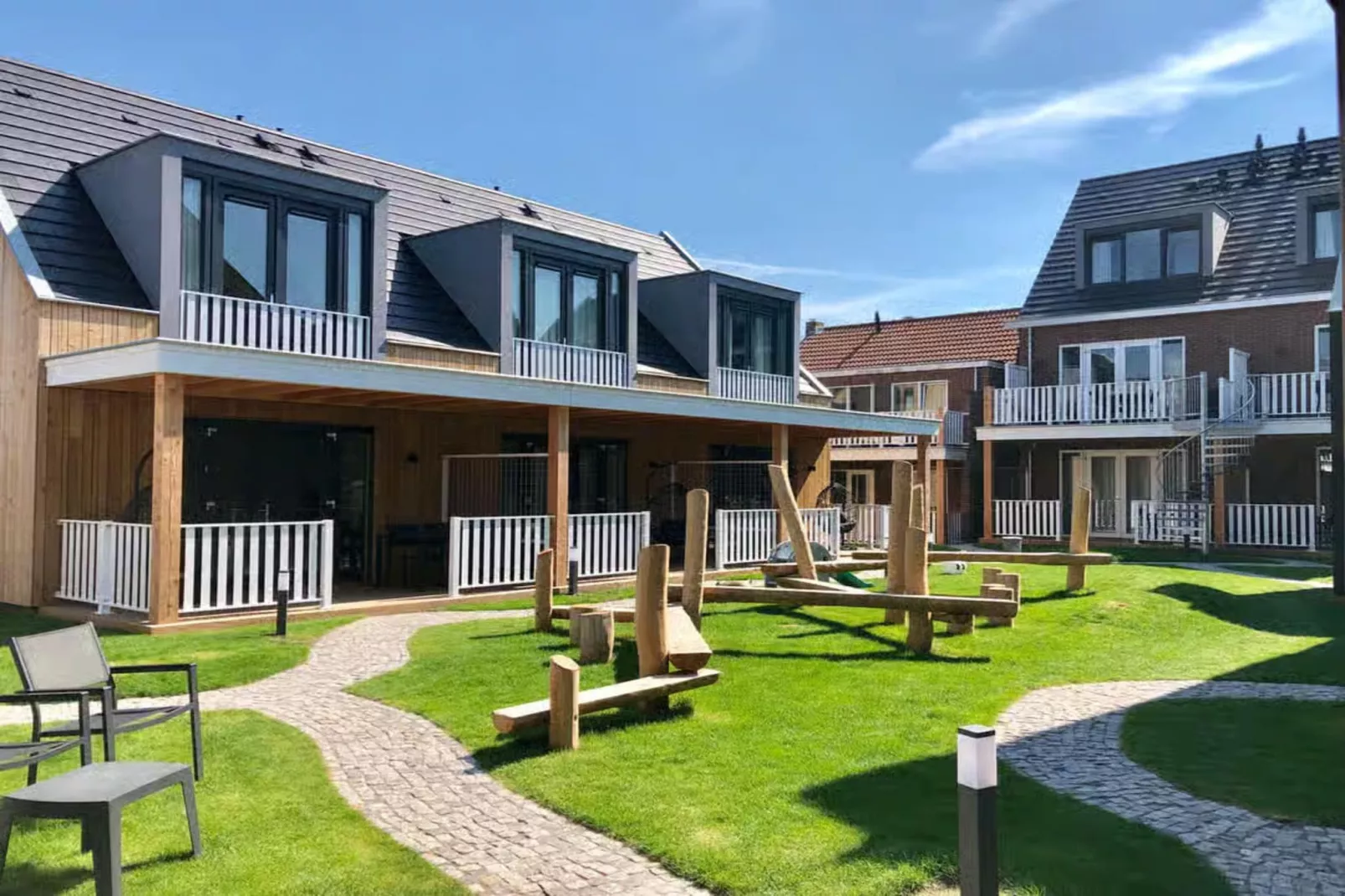 Plein 40 Lodge 26-Gardens in summer