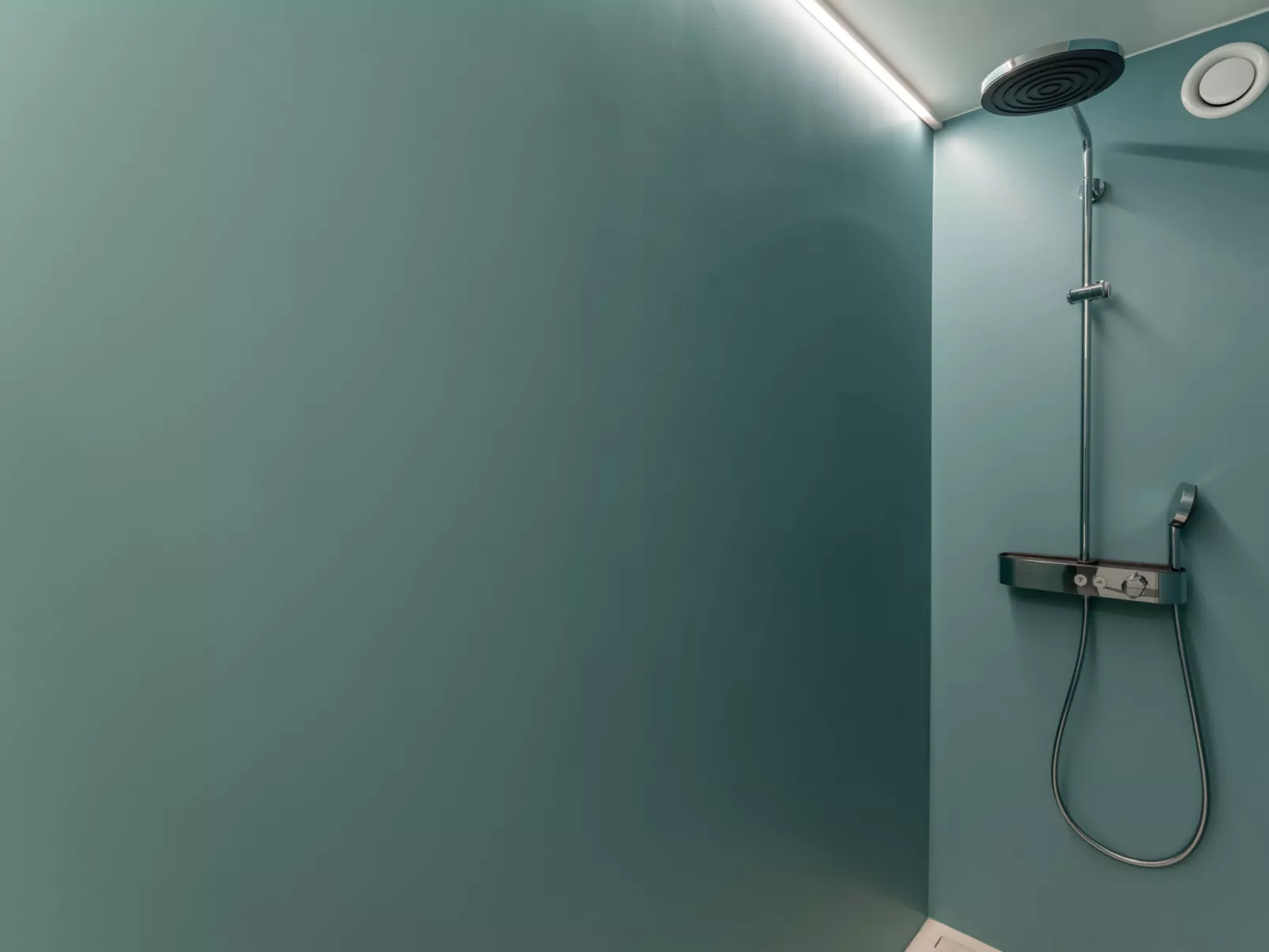 Marie Antoinette close by the sea-Inside