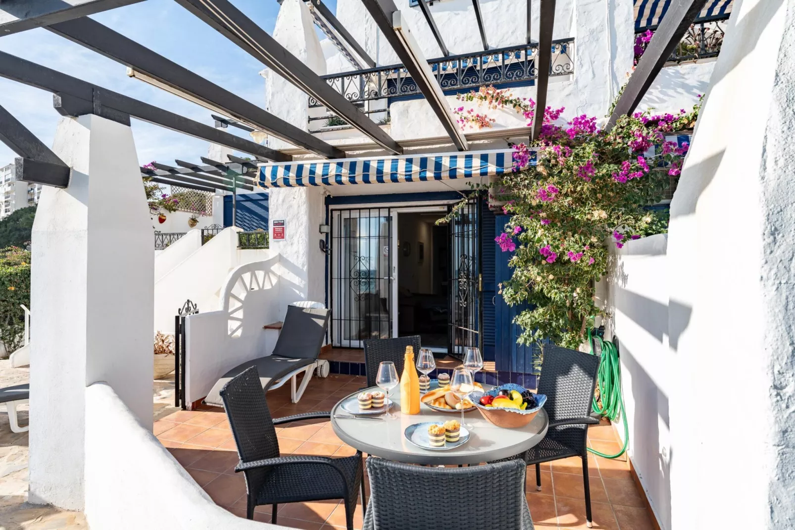 CT 401 - Faro's Beachfront Apartment in Calahonda-Terrace balcony