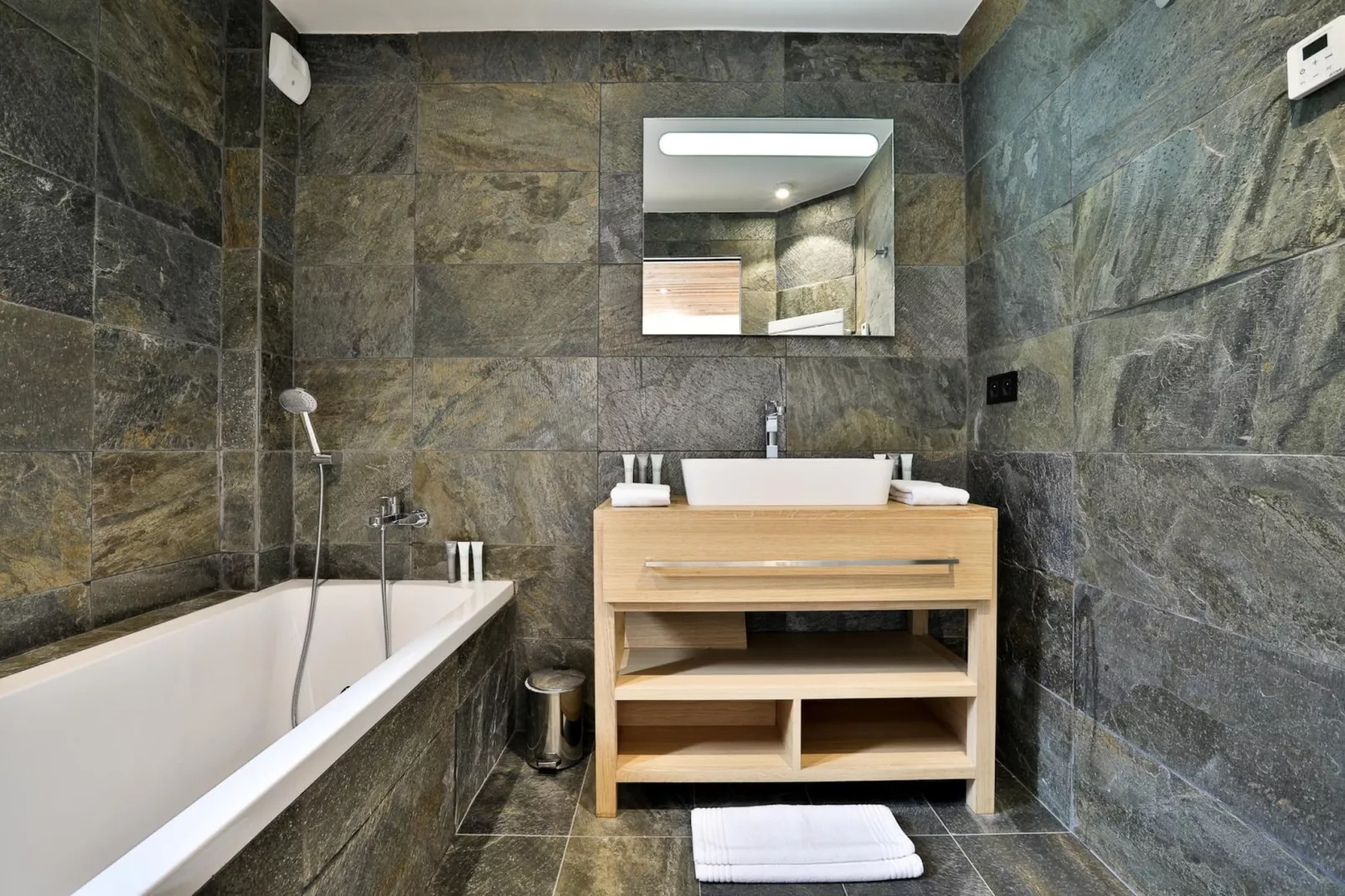 Black Stone-Badezimmer