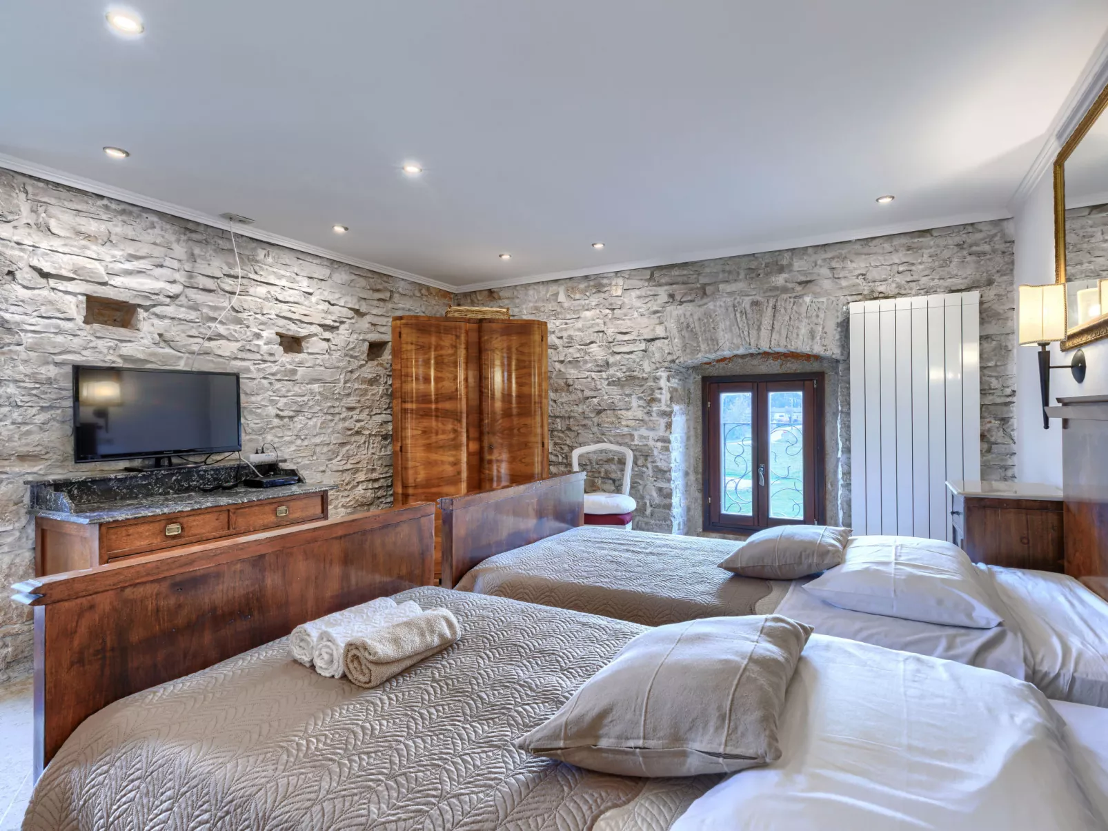 Golden Roots-Drinnen