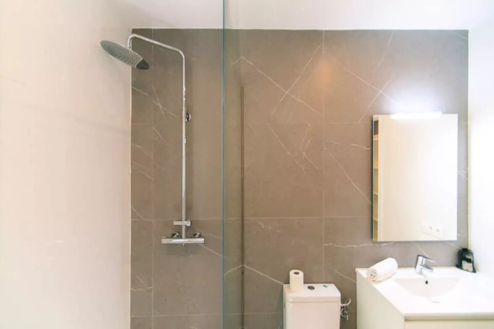 Maison à Roses-Untagged