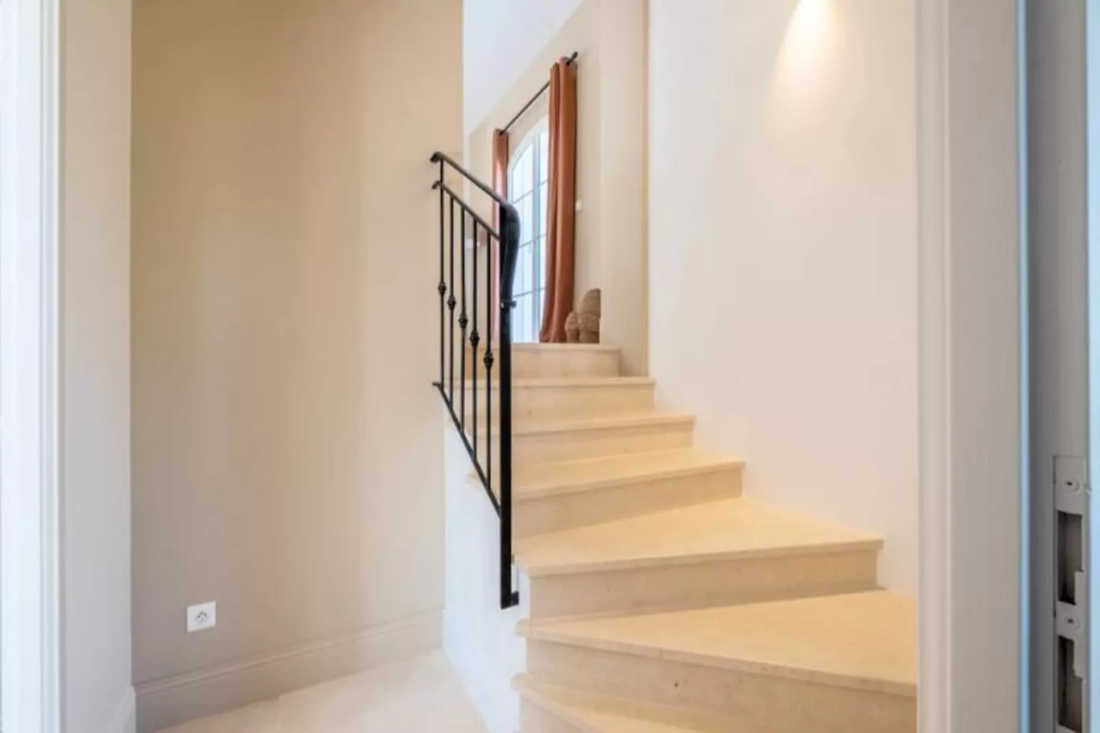 Résidence Bijou De 280m2 Et Piscine à Débordement Au Calme Absolu-Untagged