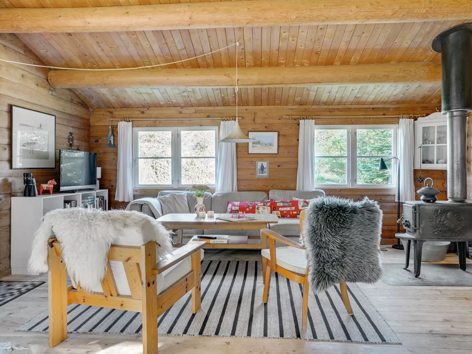 "Thrine" - 100m to the fjord-Inside