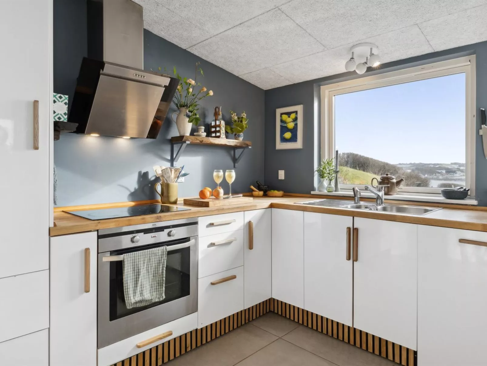 "Nielsen" - 30m to the fjord-Drinnen