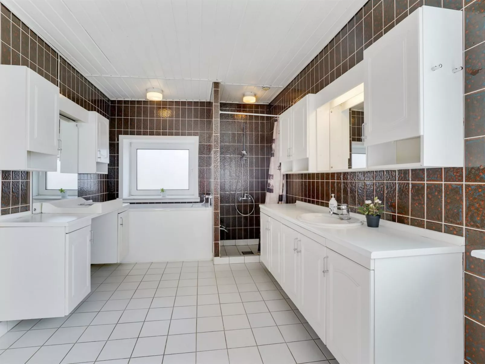 "Rahild" - 2km to the fjord-Inside