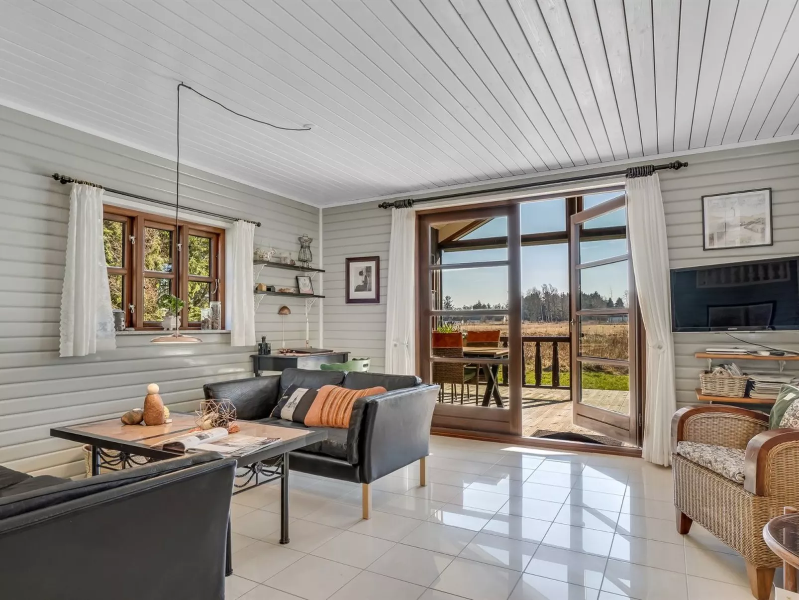 "Marla" - 1.1km from the sea-Inside