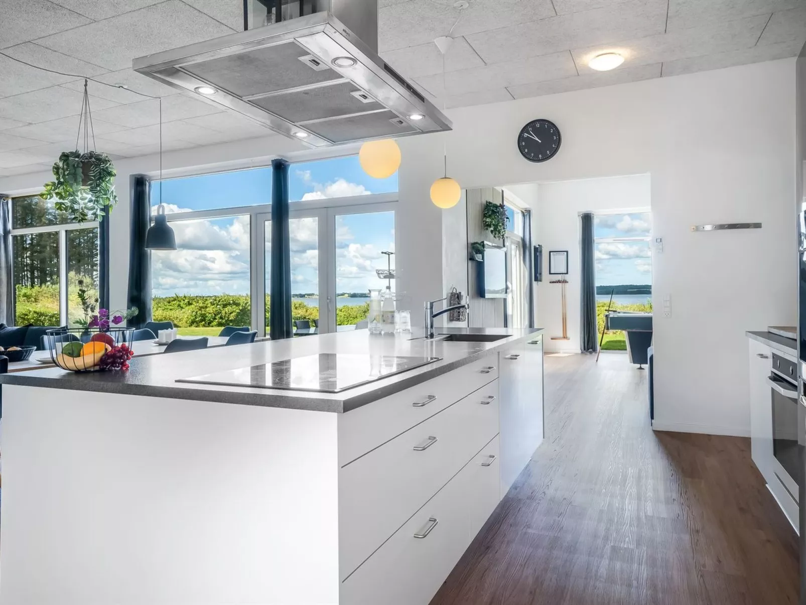 "Eloise" - 50m to the fjord-Drinnen