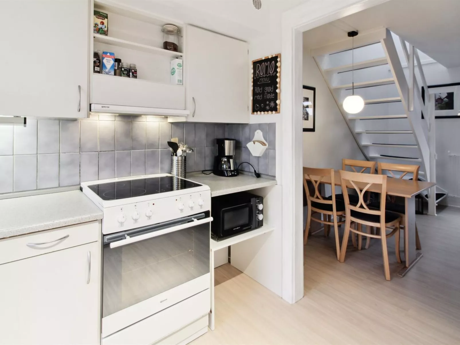 "Aswith" - 2.3km from the sea-Dedans