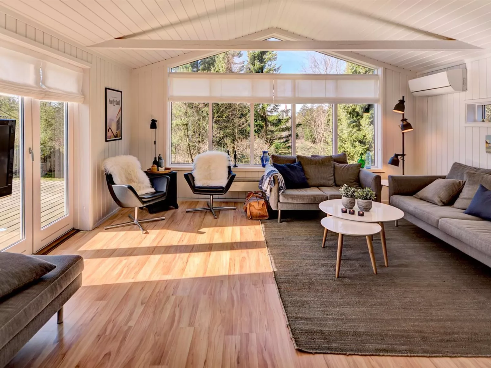 "Bylgja" - 1.7km from the sea-Dedans